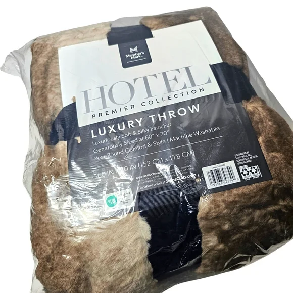 Member's Mark Oversized Luxury Faux Fur Throw Blanket 60" x 70" - Picture 3 of 4